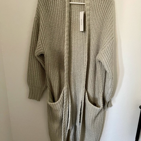 SELLING NEVER WORN CARDIGAN ONE SIZE WITH TAGS ON! - Picture 1 of 2